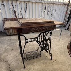 SINGER ANTIQUE SEWING MACHINE