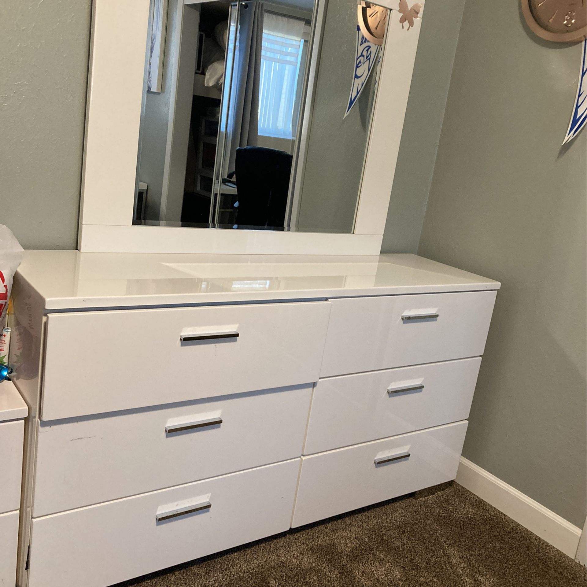 6 Clothe Drawer With Mirror 