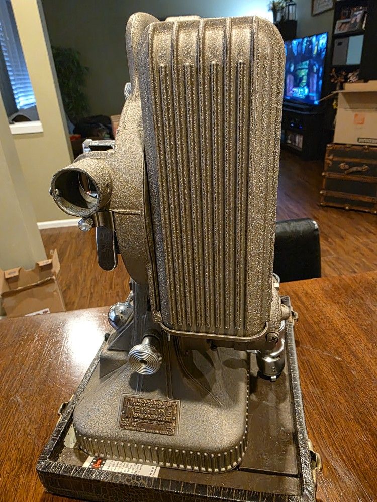vintage Keystone Belmont K-161 16mm movie projector. 