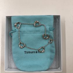 Tiffany &  https://offerup.com/redirect/?o=Q28uT3Blbg== Heart Bracelet 