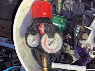 Victor Edge Series Oxygen Acetylene welding torch guagEs

Green -Victor 0 ESS32-150-540 EDGE 2.0 Regulator asking $275 or best offer 

Red -Th