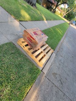 Free pallets and boxes