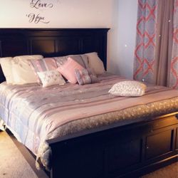 King Bedroom Set. (Mattress Not Included)