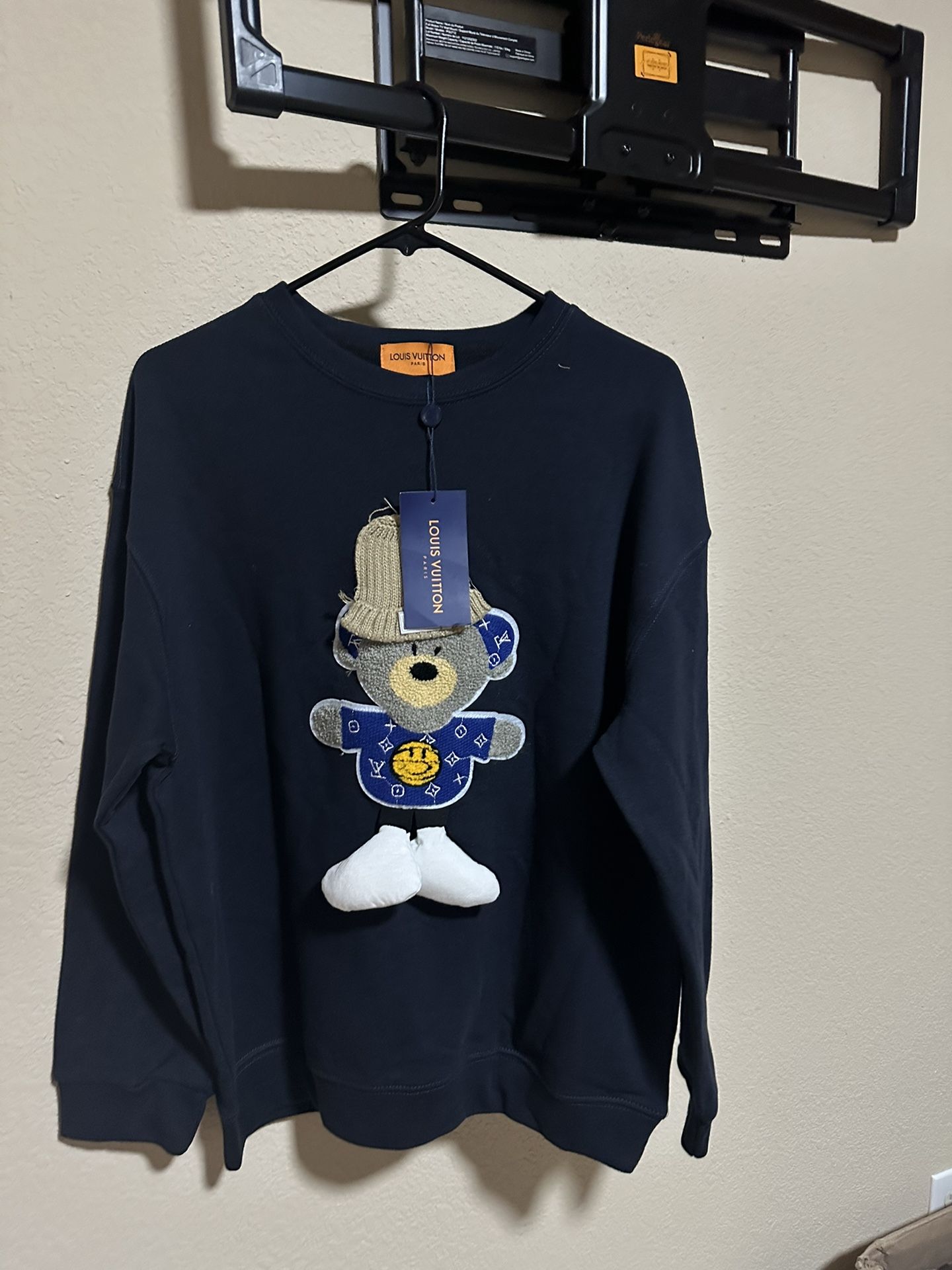 Unisex Sweatshirt With A Cute Iconic 