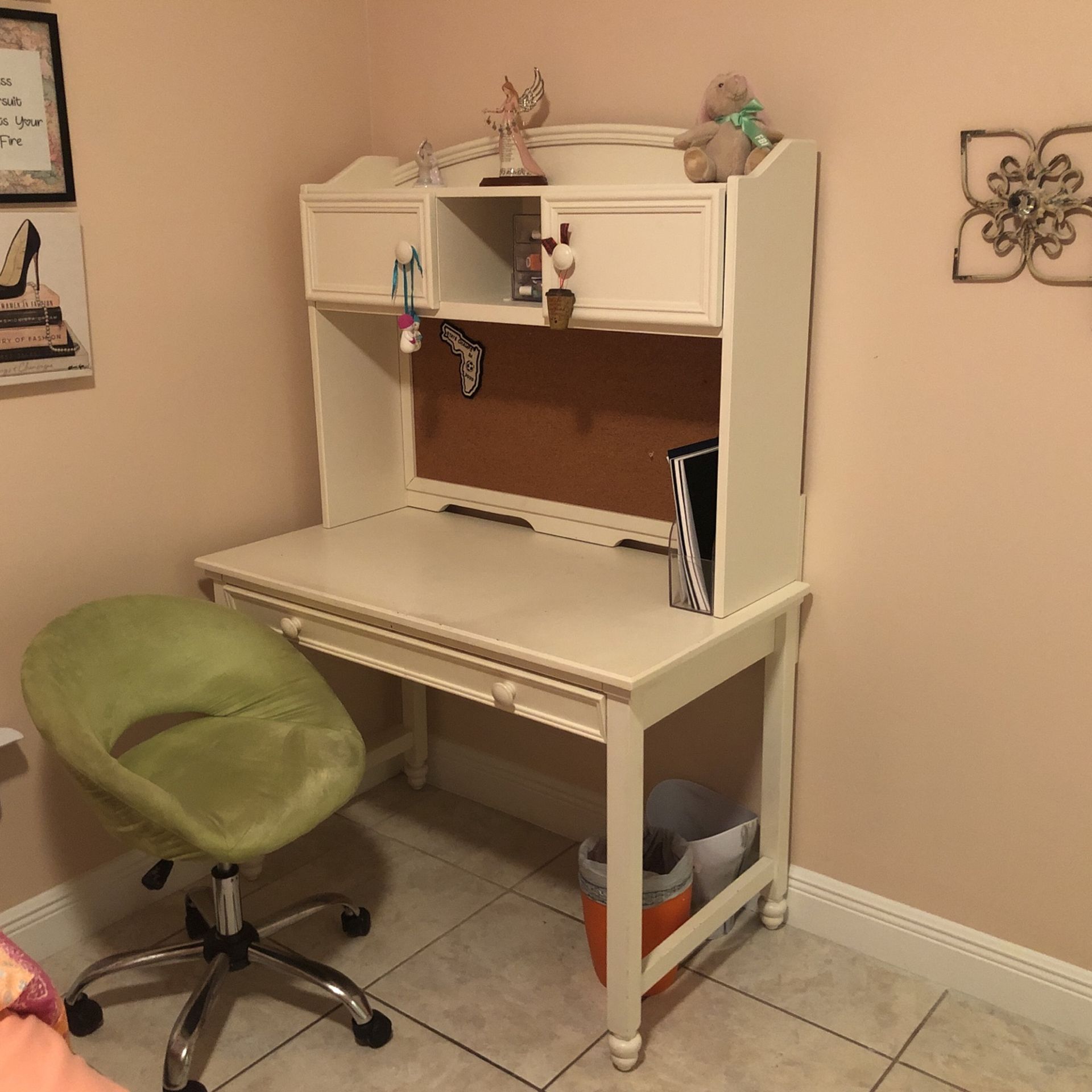 Desk With Hutch