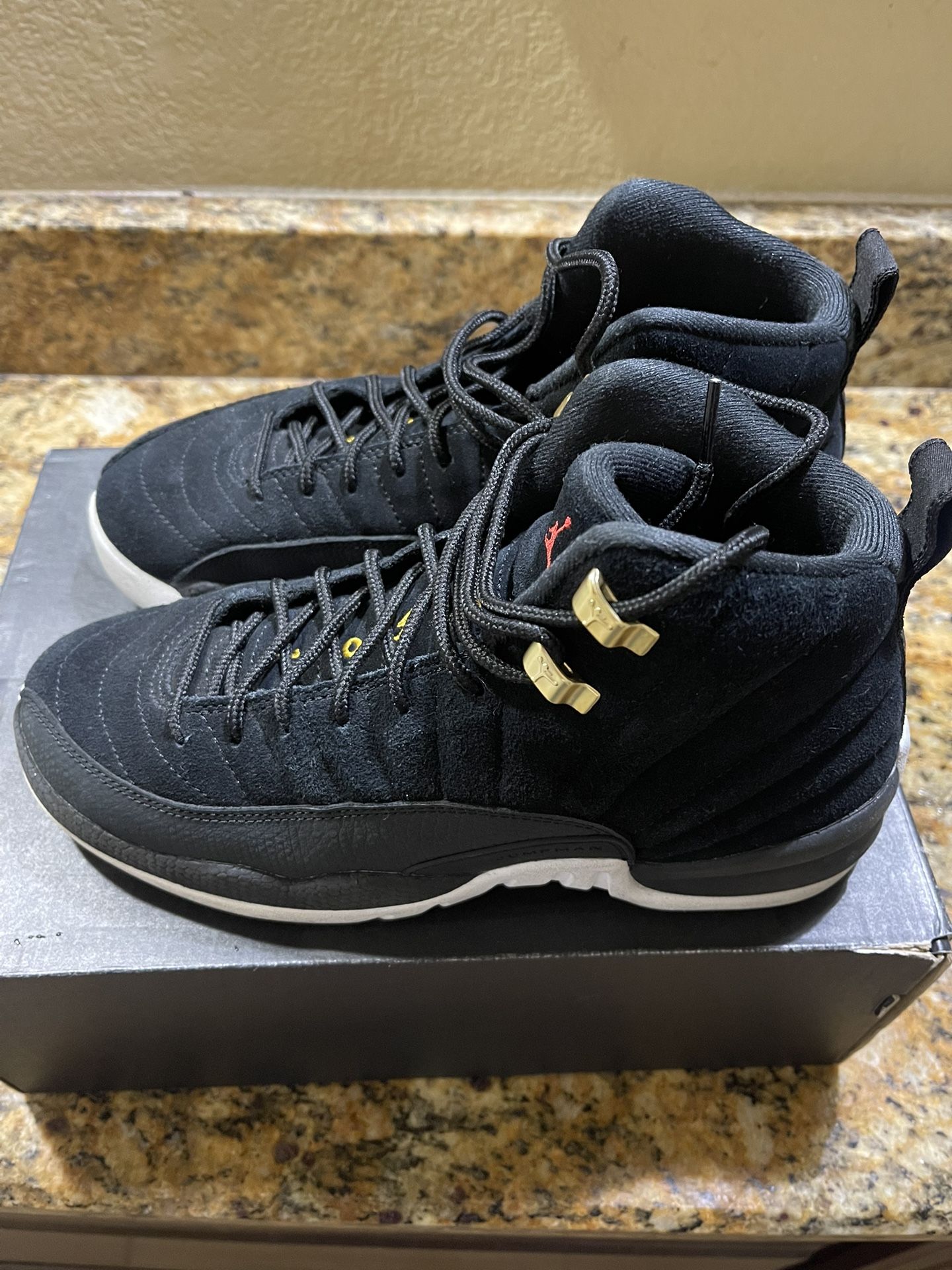 AIR JORDAN 12 RETRO (GS) BLACK/BLACK-WHITE-TAXI NOIR/BLANC/TAXI/NOIR SIDE= 6/ 5Y
