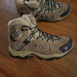 
NEW Hi-Tec Hiking Boots – Men’s Size 8.5