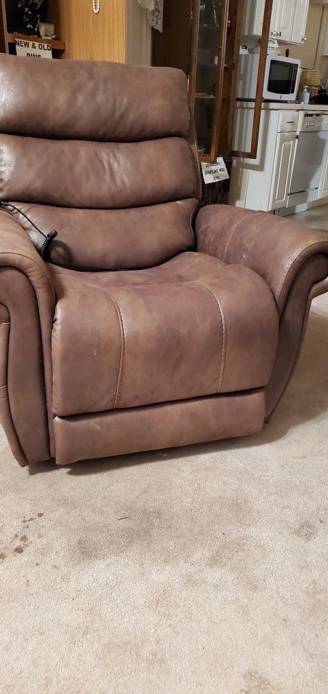 1200 DOLLAR LEATHER LIFT CHAIR