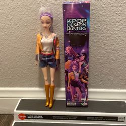 Leader of K-POP DEMON HUNTERS 12.5-inch Rumi doll w/box~~ Líder de K-POP DEMON HUNTERS, La Rumi de 12,5 pulgadas con caja