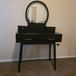 Vanity w/ Light Up Mirror