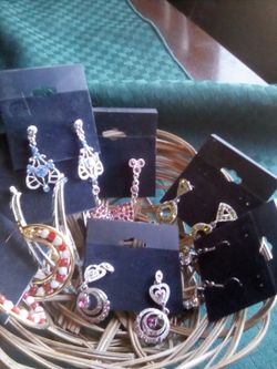 Jewelry!!! Aromatherapy lockets, men n women's rings, earrings and more!¡