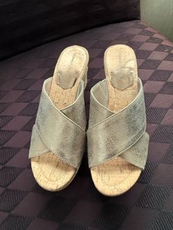 Wedge Sandals - Gold Size 8