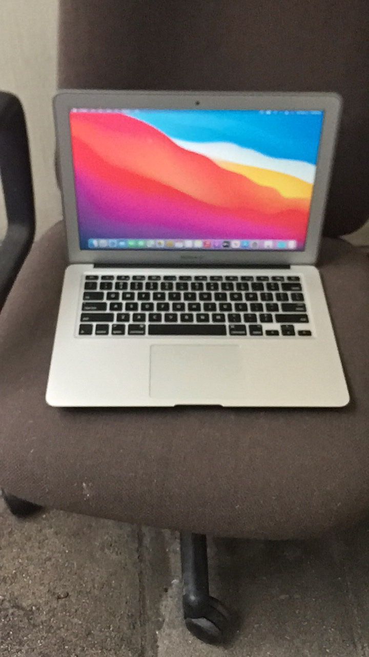 13” MacBook Air i5 Processor 256gb SSD 8gb Ram Come With Charger good Condition Year 2013 good Battery