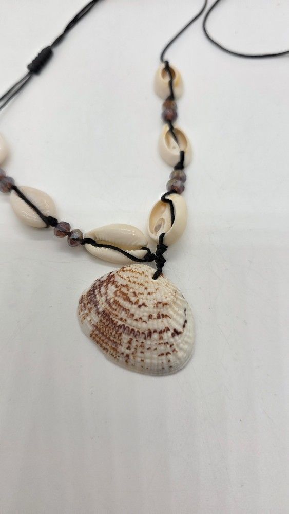 Seashell Knitted Choker Necklace with Ocean Shell.