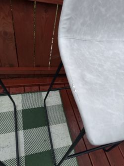 2 bar stools