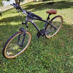 Schwinn Trailway 28 inch Hybrid Bike.  Aluminum Frame, Alloy Front Suspension Fork. 21 Speed Shifter. Alloy Linear Pull Brakes. Alloy Rims.