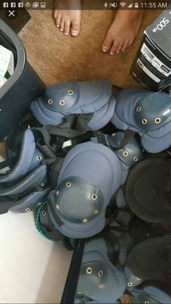 Basic knee pad pairs.