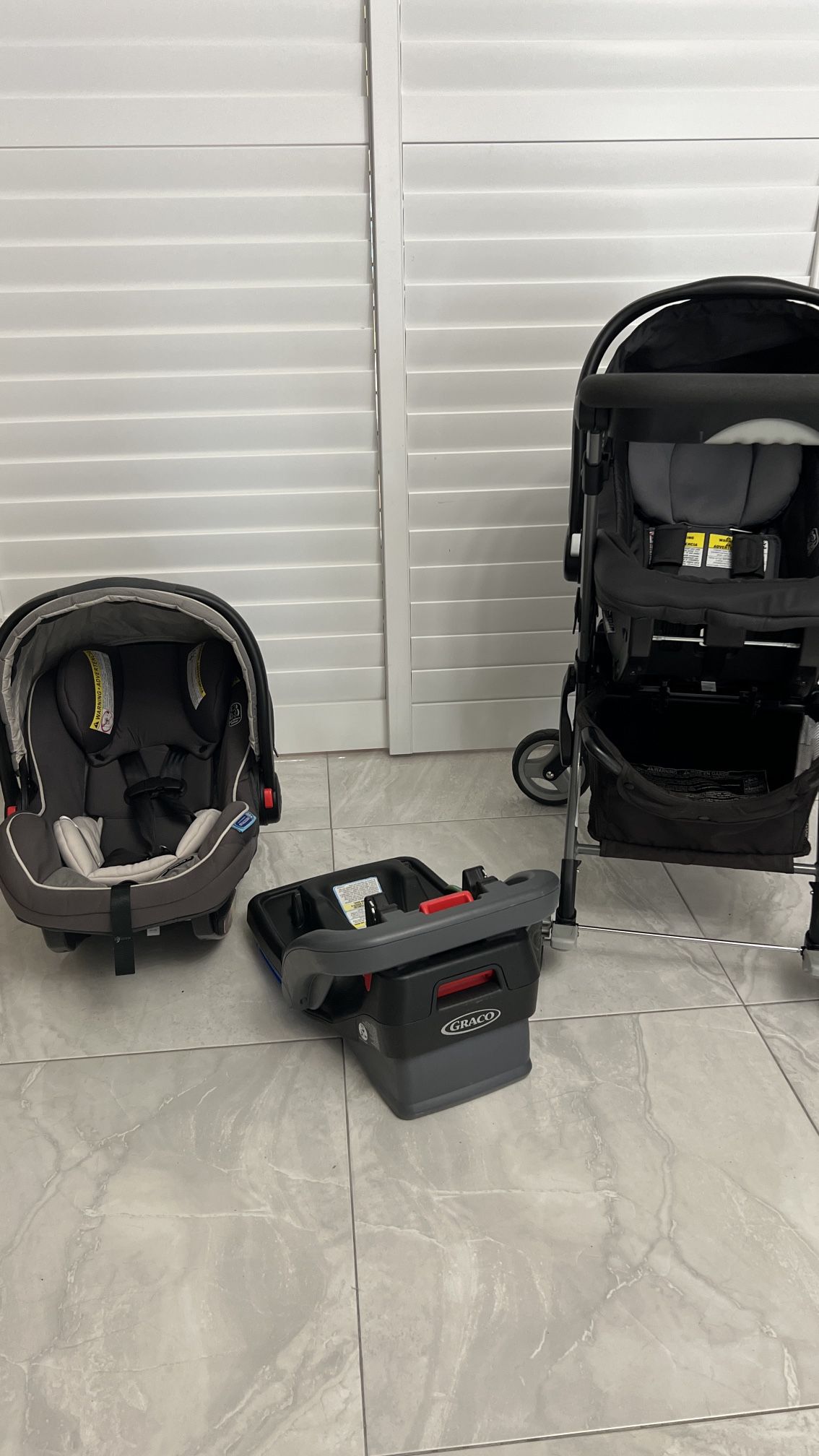 Tow Car Seat Graco Like New . Baby Safe . Three Base .  Snugrider Elite Infant .  Car Seat Stroller . Go Car . 