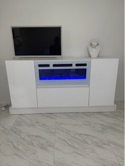 Modern White Electric Fireplace TV Stand / Console – Excellent Condition