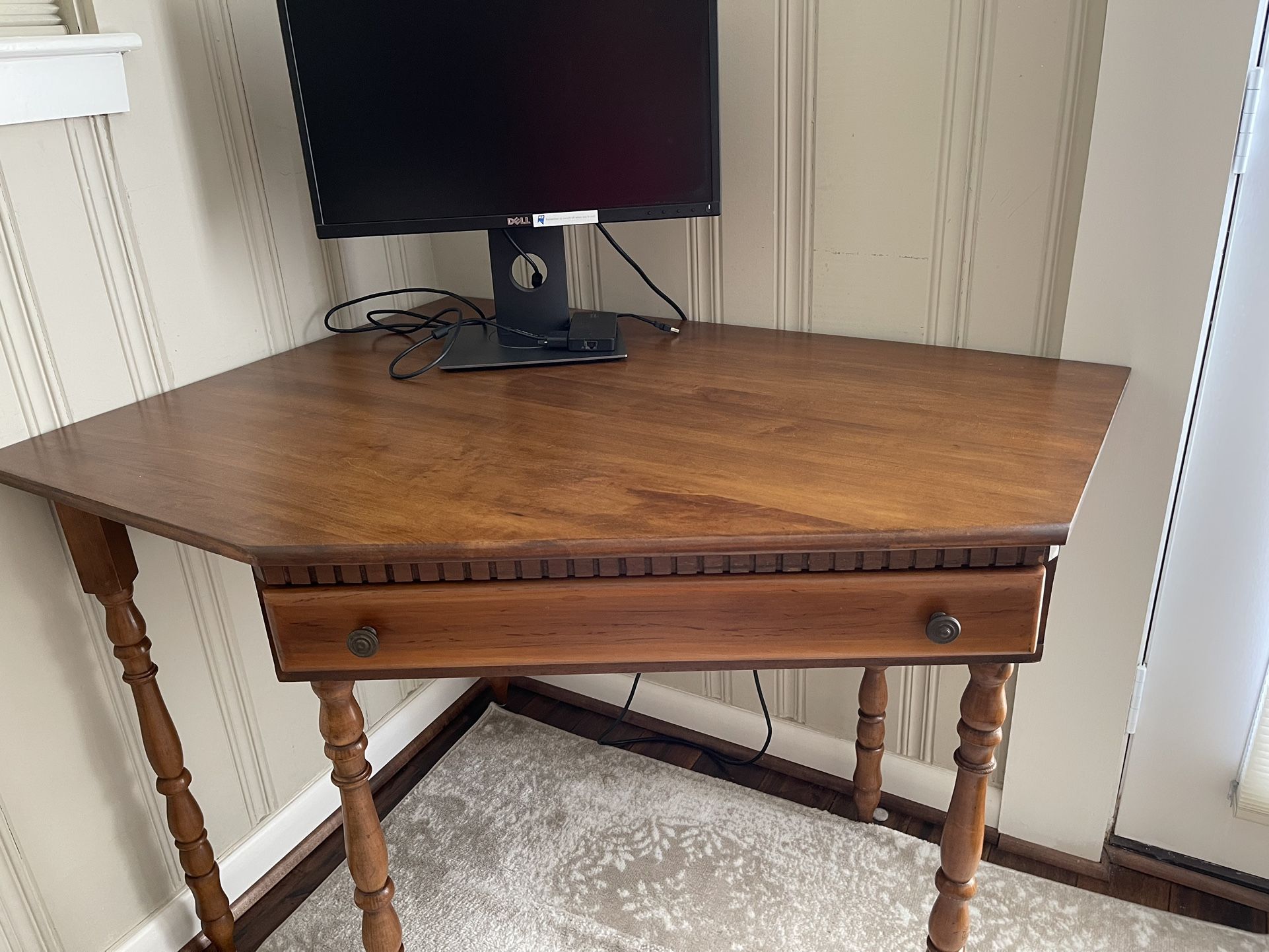 Beautiful Antique Córner Desk