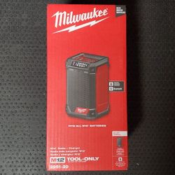 MILWAUKEE M12 CORDLESS BLUETOOTH/AM/FM JOBSITE RADIO WITH CHARGER