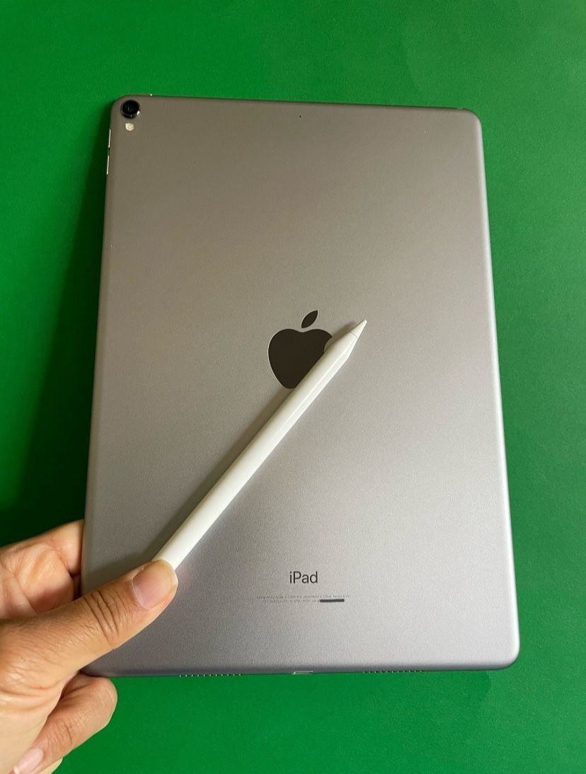 Apple IPad Pro 10.5” (Retina Display/ IOS 17) 64GB with keyboard, Stylus pen & Accessories