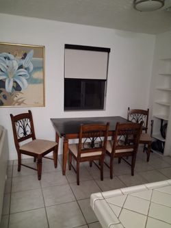 Comedor y 4 sillas de madera
