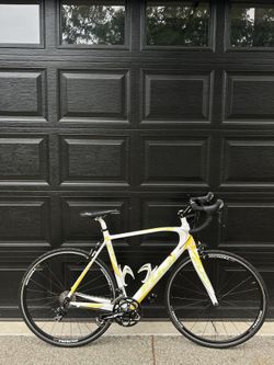 Fuji Supreme 2.0 Full Carbon Road Bike