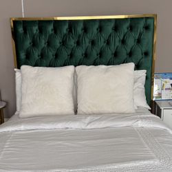 Meridian Furniture Lana Collection Modern | Contemporary Velvet Upholstered Bed with Deep Detailed Tufting and Gold Legs, Full , Green