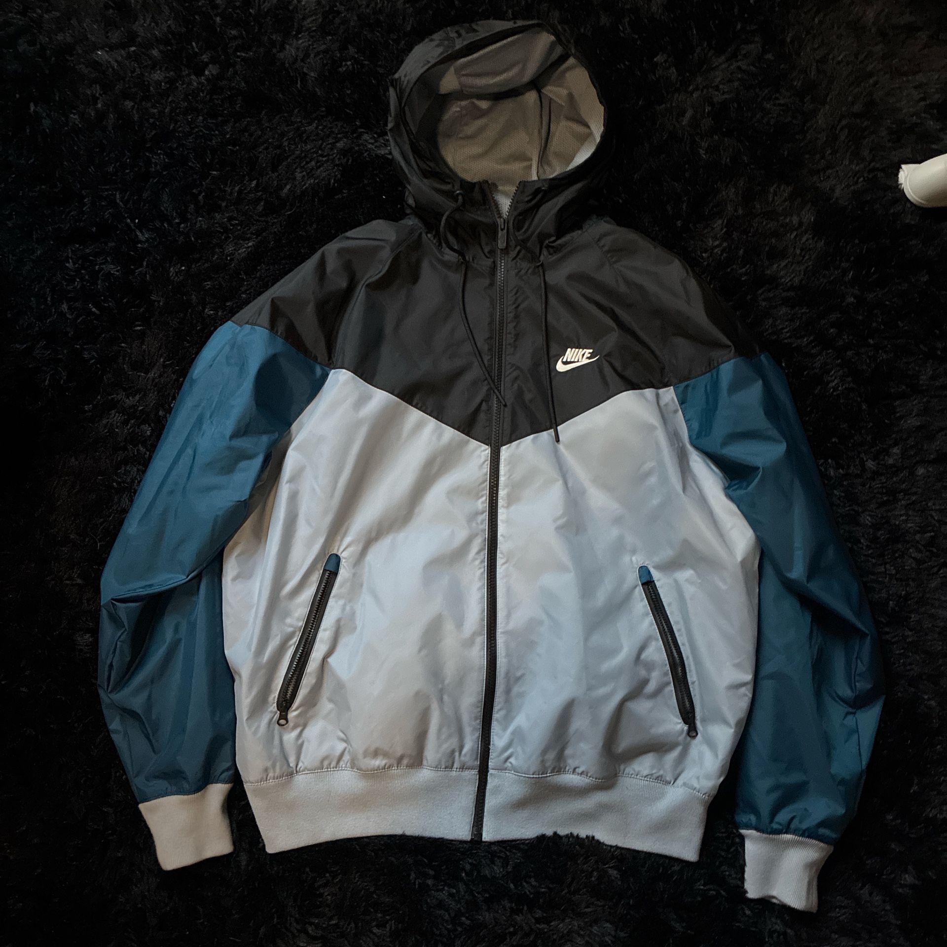Nike light weight breaker jacket