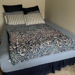 Queen bed  w mattres and box