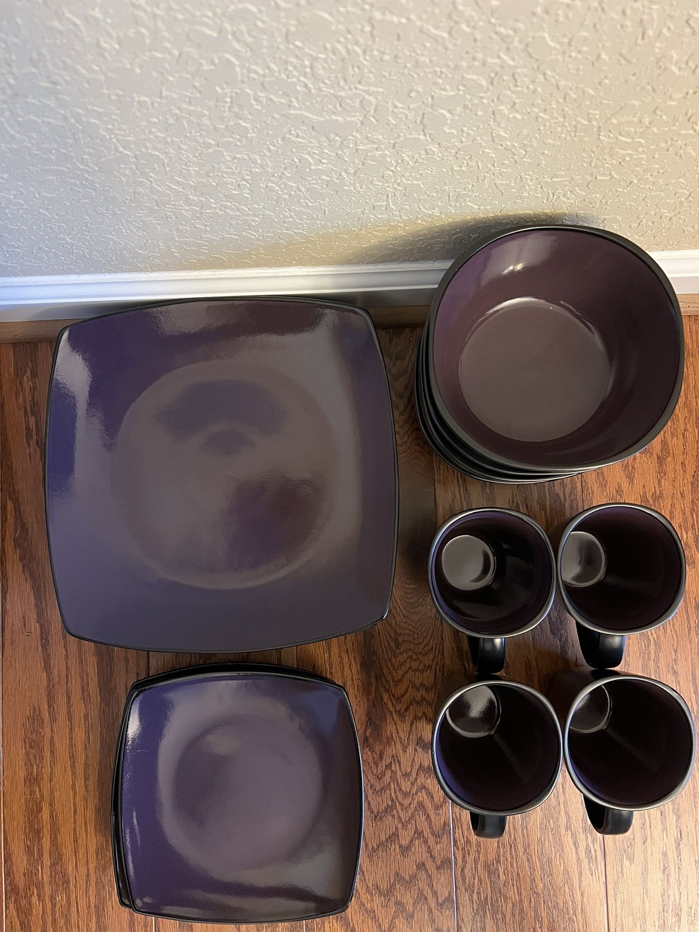 Gibson Soho Lounge Square 16 Piece Stoneware Dinnerware Set, Purple