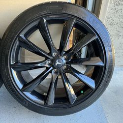 Tesla Model Y Custom Wheels And Tires, No Curb Rash