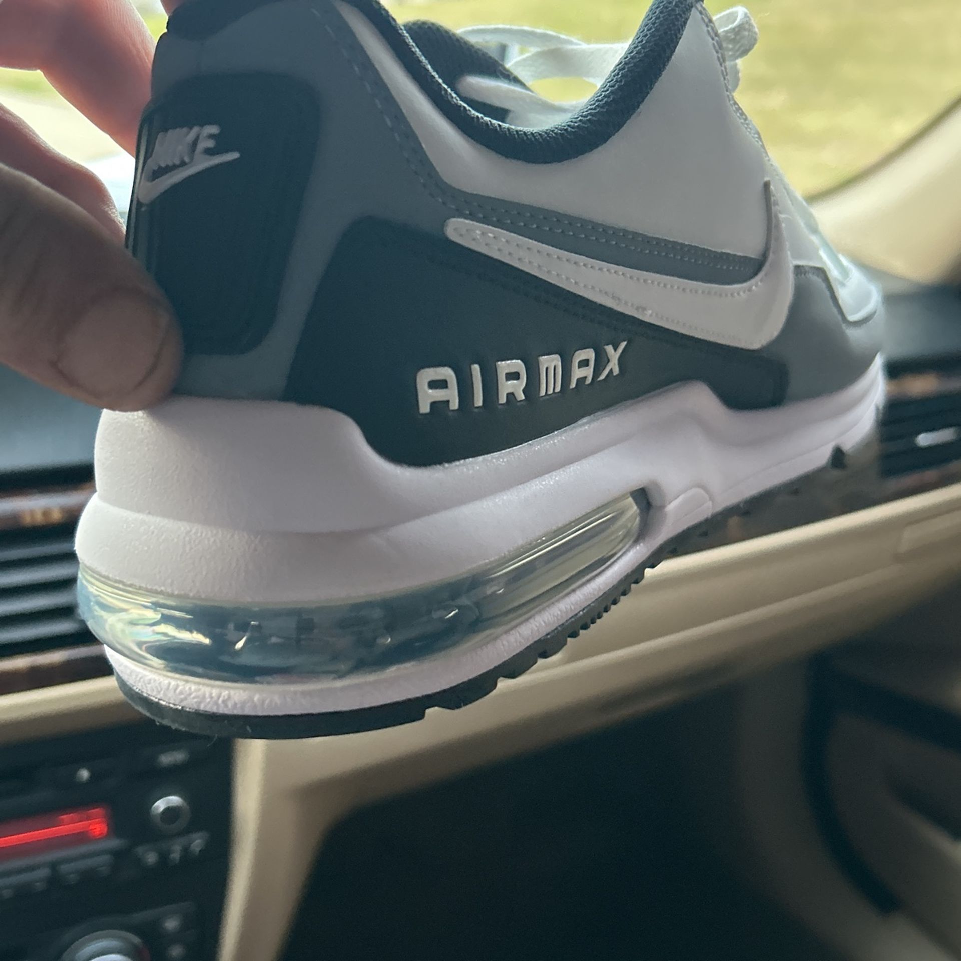 BRAND NEW AIR MAX SIZE 10