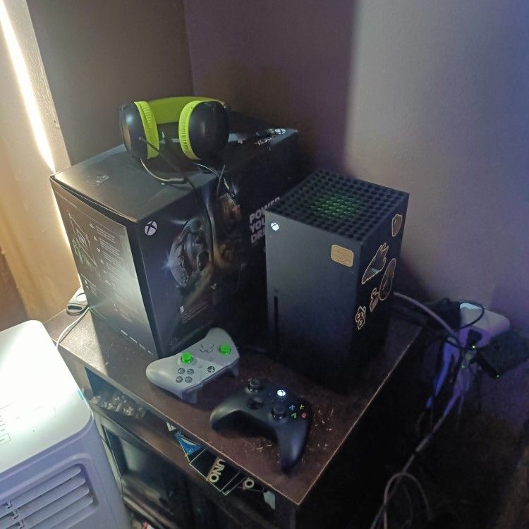 Xbox Series X +2 Controllers +Charger