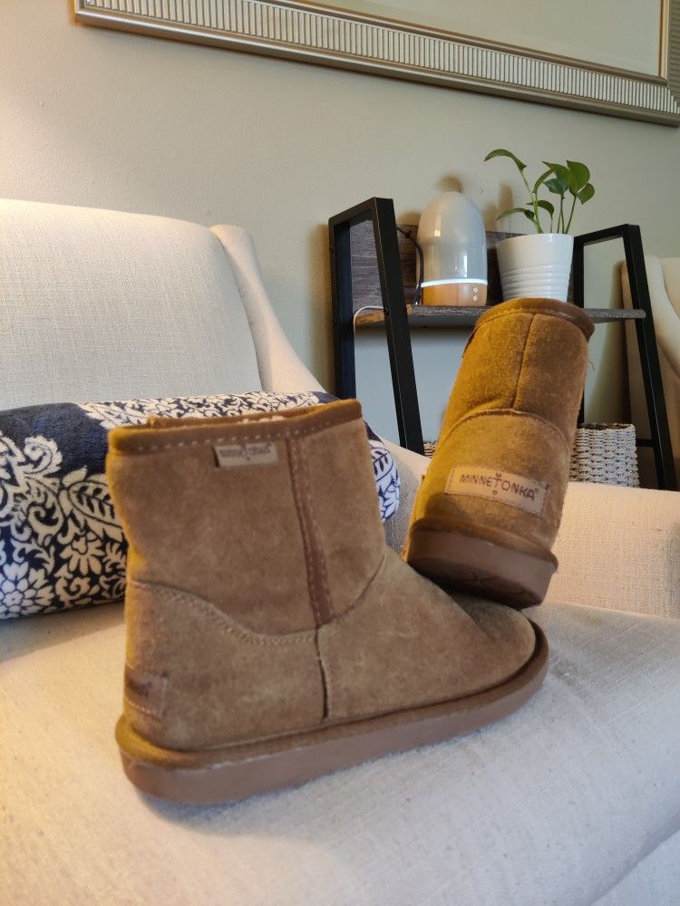 Minnetonka Boots Women's Size 6