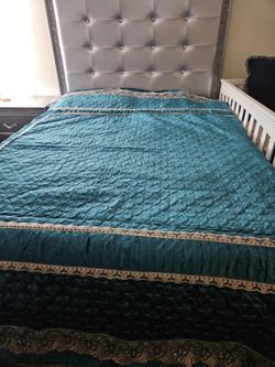 Beautiful comforter set it's brand new never used it