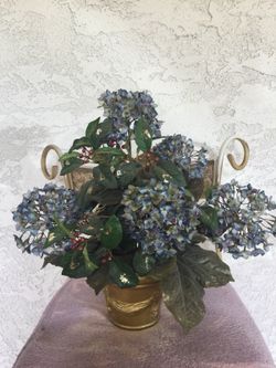 Holiday silk flowers w/vase