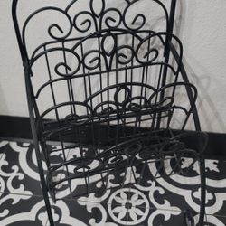Used Blk Metal Magazine Rack 