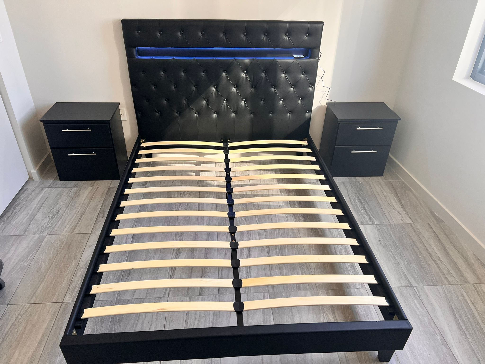 FULL LED BED WITH NIGHTSTANDS / CAMA FULL CON LUCES LED Y MESAS DE NOCHE