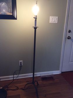 Lamp, USED, all metal, it works but I think it’s stripped, the pole wont tighten, no shade, meet at huddle house/exxon at 2426 E Lamar Alexander par