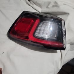 18-20 JEEP CHEROKEE LEFT SIDE OEM TAIL LIGHT