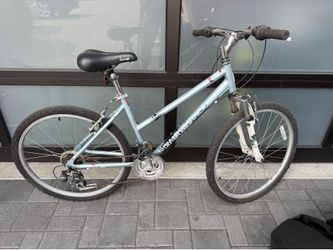 Diamondback Lustre 1 Women’s Comfort Hybrid Bike – $150 OBO