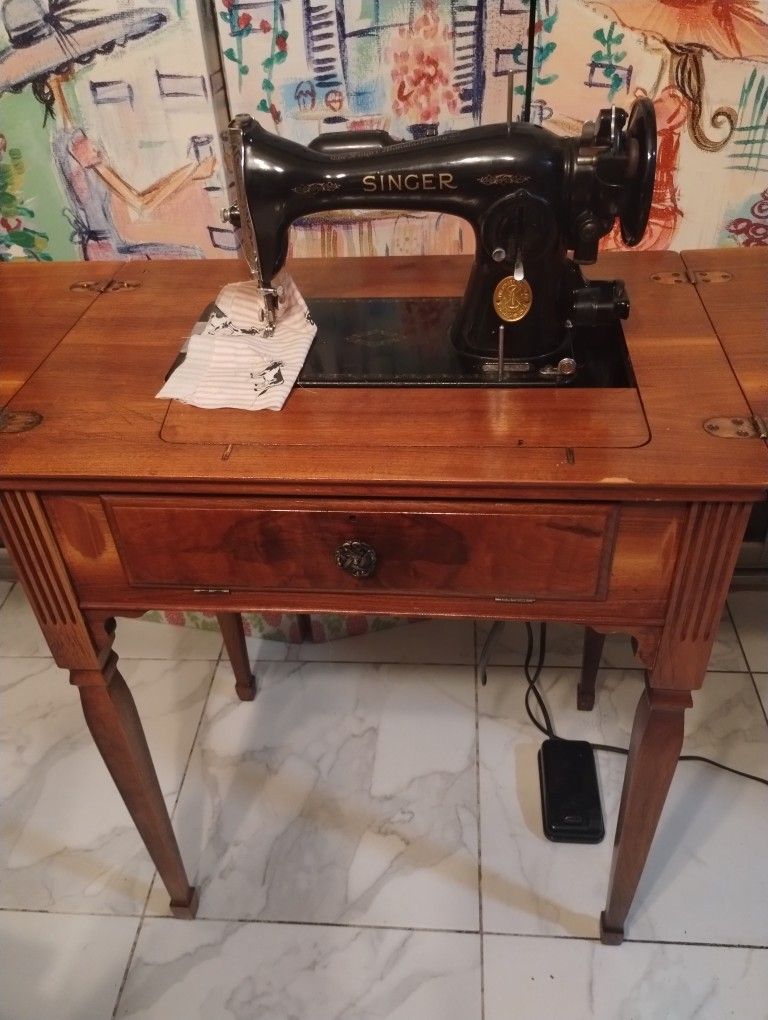 1940s Antique Singer Sewing Machine