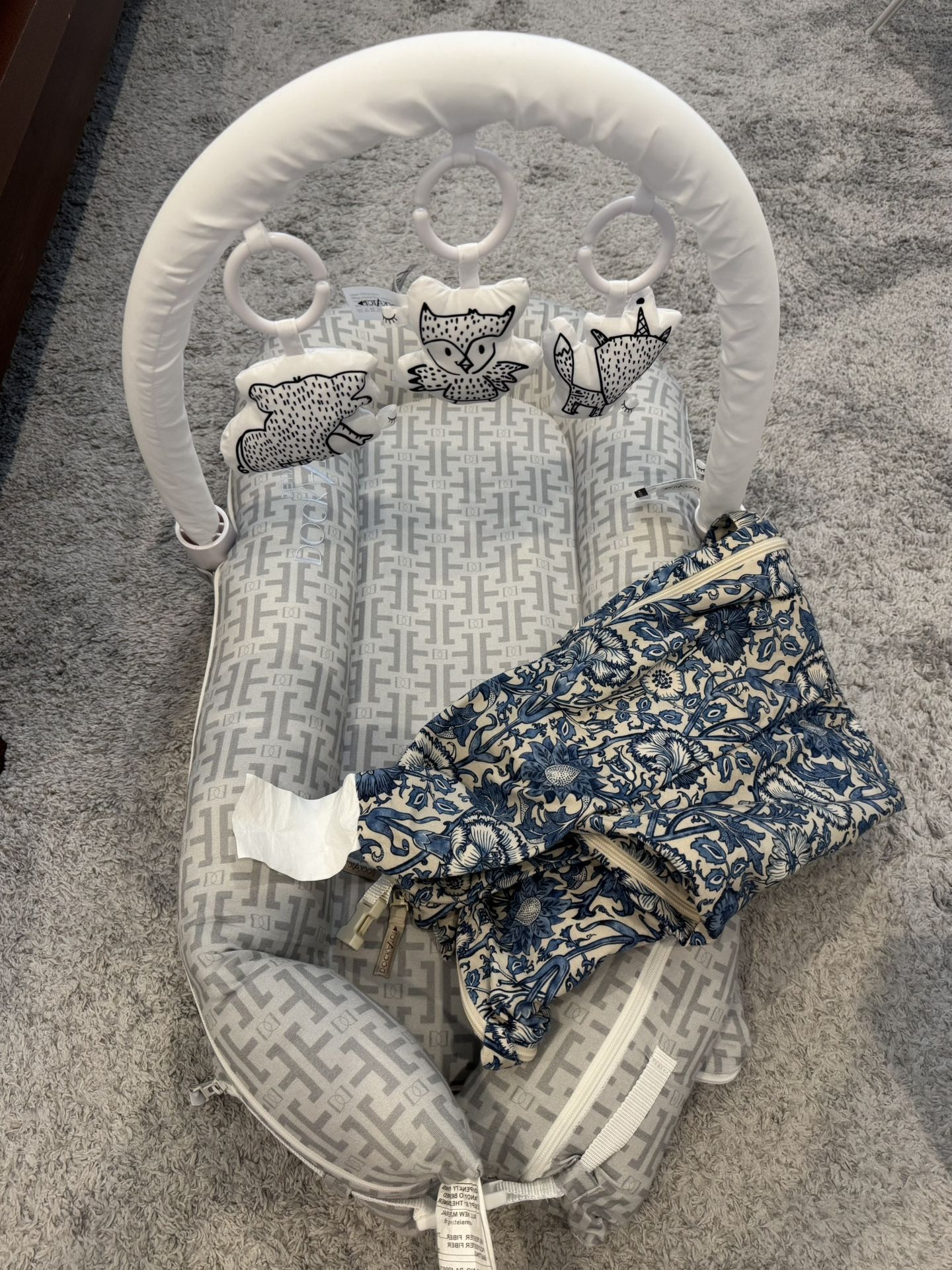 Dockatot Deluxe + Toy Arch + Cover