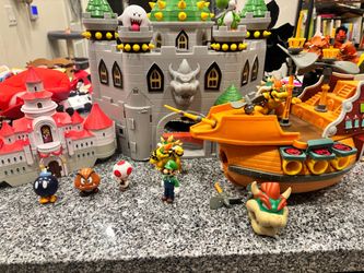 Super Mario Castle, Princess peach castle, and Airship Playset Lot with Figures