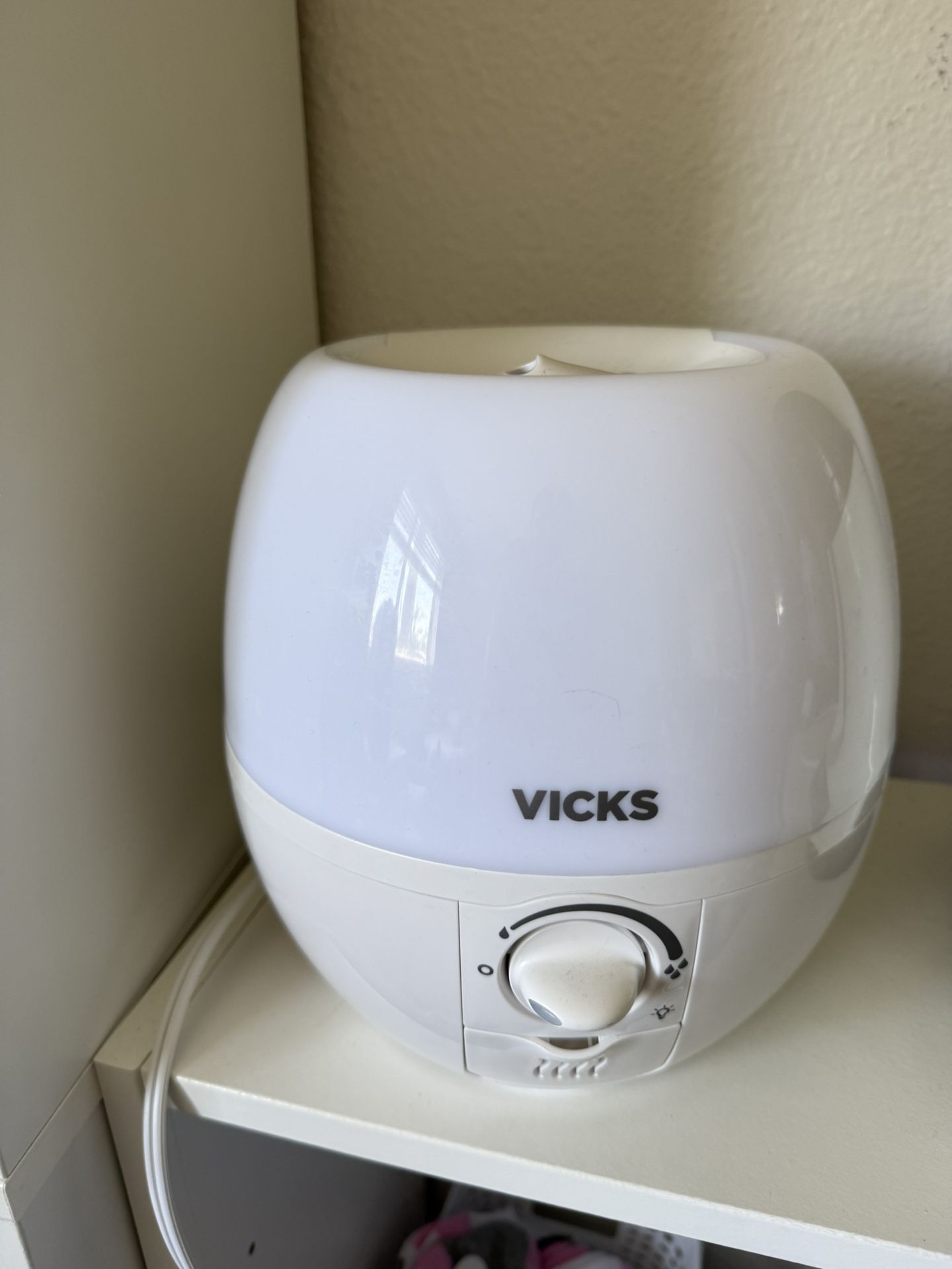 VICKS 3-in-1 Sleepy Time Humidifier/Diffuser/Night-Light w/7 Soothing LED Colors