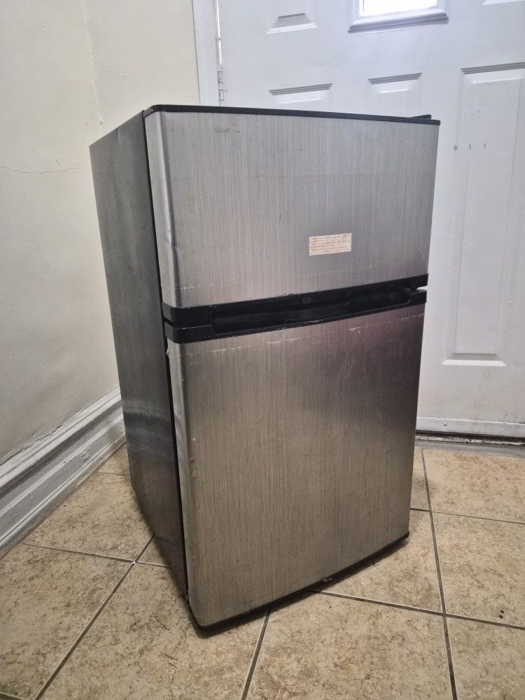 USED Insignia™ - 3.0 Cu. Ft. Mini Fridge with Top Freezer and ENERGY STAR Certification - Stainless Steel Look