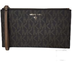 Michael Kors Jet Set Charm Clutch 