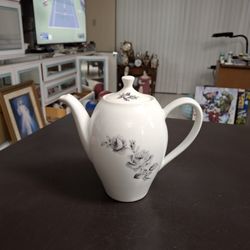 High Quality Porcelain White W/Gray Rose Design Teapot, Hallmark Bottom Porcelanos Nacionales Mexico W/Letter H 3-4 Cups SEE DESC